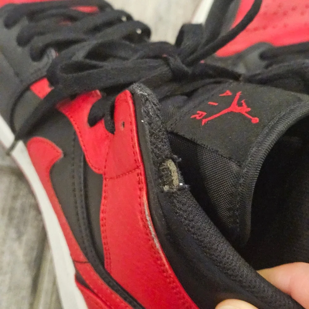 Jordan Air Jordan 1 Mid Mens 8.5 Black Red Banned Bred Leather‎ Sneakers